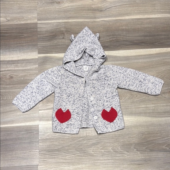 🏴 GAP Gray knitted Cardigan with Red Heart Pockets size 18-24 months - Picture 1 of 7